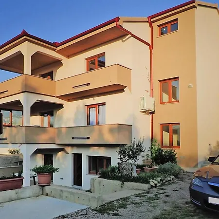 In Jasenice-rovanjska, Comfortable And Close To The
