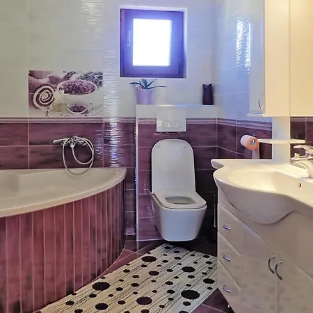 In Jasenice-rovanjska, Comfortable And Close To The Apartmán Rovanjska